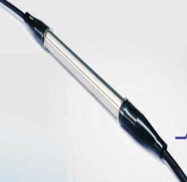 YS-T100鎧裝型光纖光柵溫度傳感器是采用雙端出纖型，具有結(jié)構(gòu)堅(jiān)固的優(yōu)點(diǎn)，防火防爆，應(yīng)用于油罐、電纜、混凝土測(cè)溫以及隧道、消防等溫度測(cè)量領(lǐng)域。